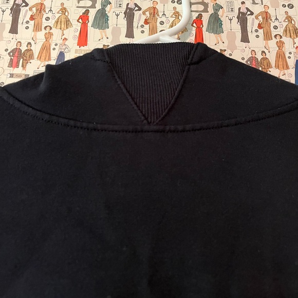 All in motion sweatshirt 🖤 - Picture 5 of 6